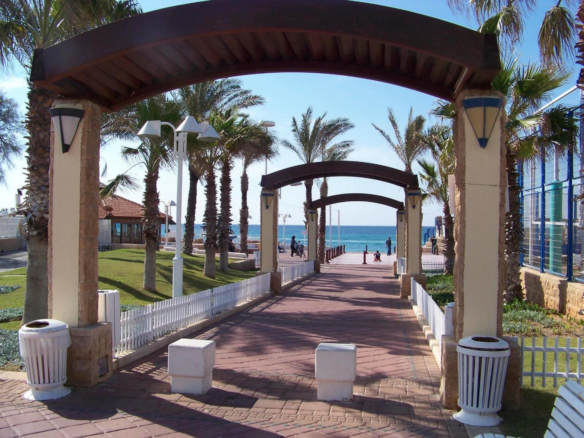 Ga'Aton Motel Nahariya Exteriör bild