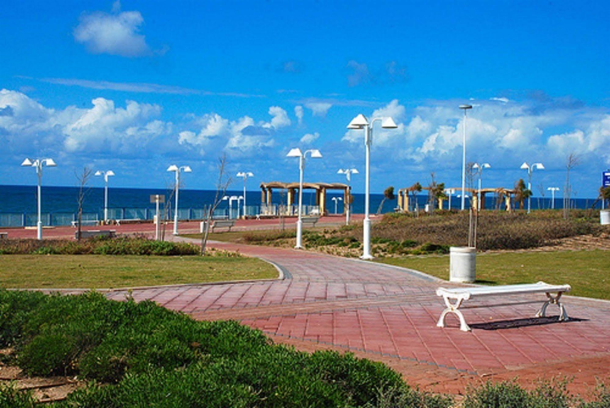 Ga'Aton Motel Nahariya Exteriör bild